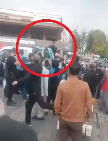 Seyyar satıcı ile zabıta arasındaki arbede kamerada