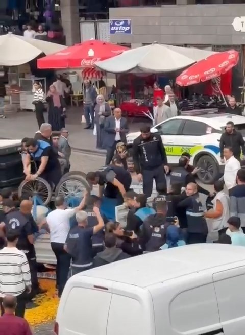 Seyyar satıcı ile zabıta arasındaki arbede kamerada