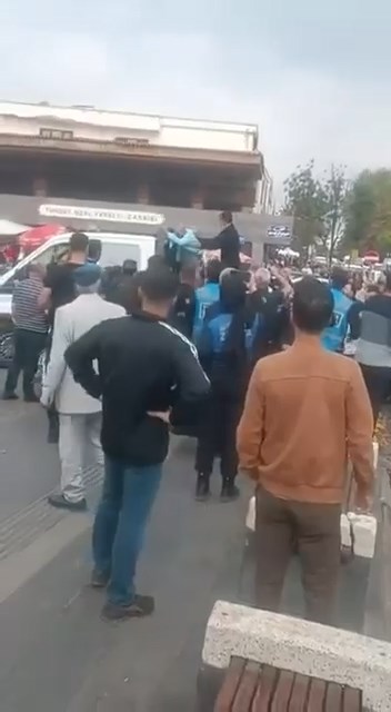 Seyyar satıcı ile zabıta arasındaki arbede kamerada