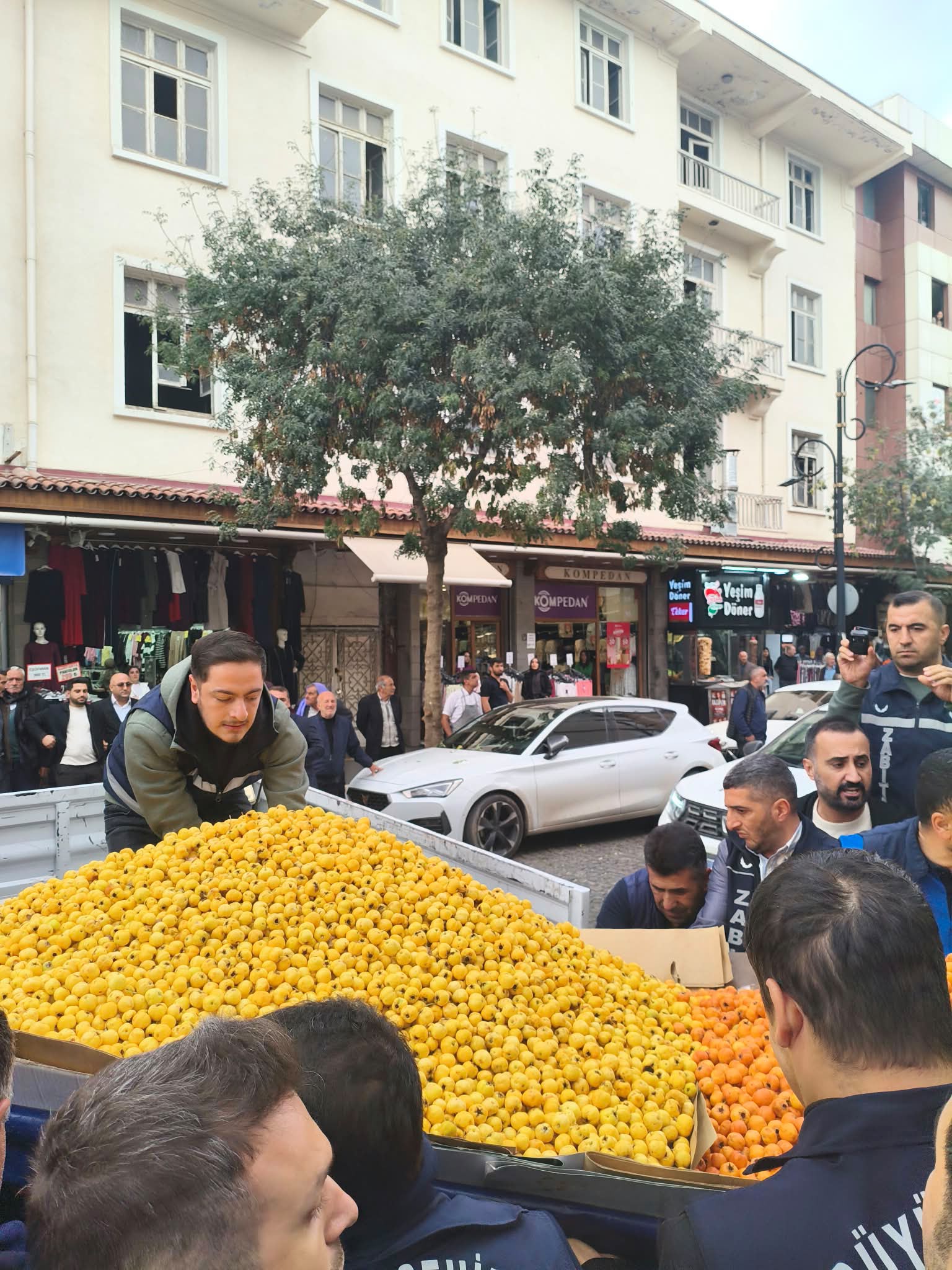 Seyyar satıcı ile zabıta arasındaki arbede kamerada