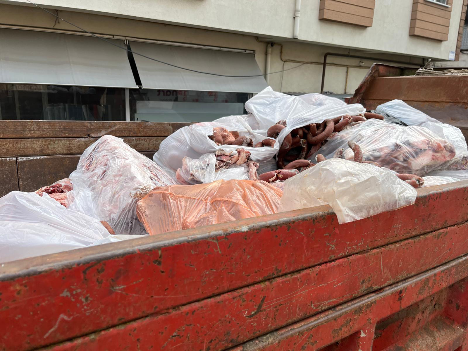 Domuz eti tespit edilen 2,6 ton sucuk imha edildi