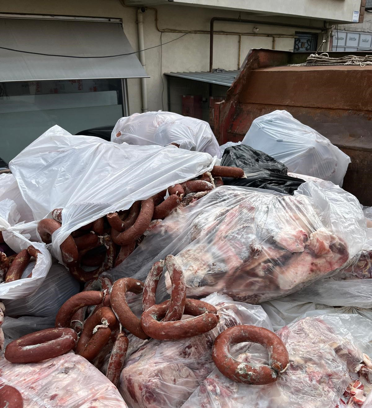 Domuz eti tespit edilen 2,6 ton sucuk imha edildi