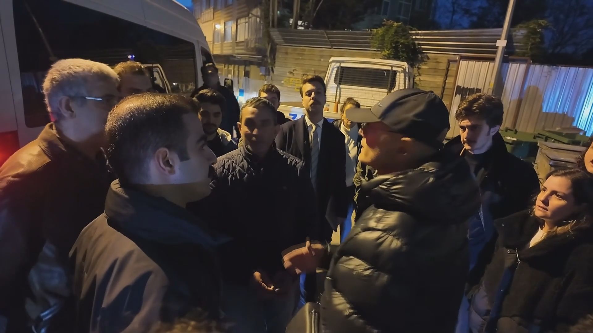 Kadıköy'de yıkım kararı alınan 3 binada tahliye gerginliği