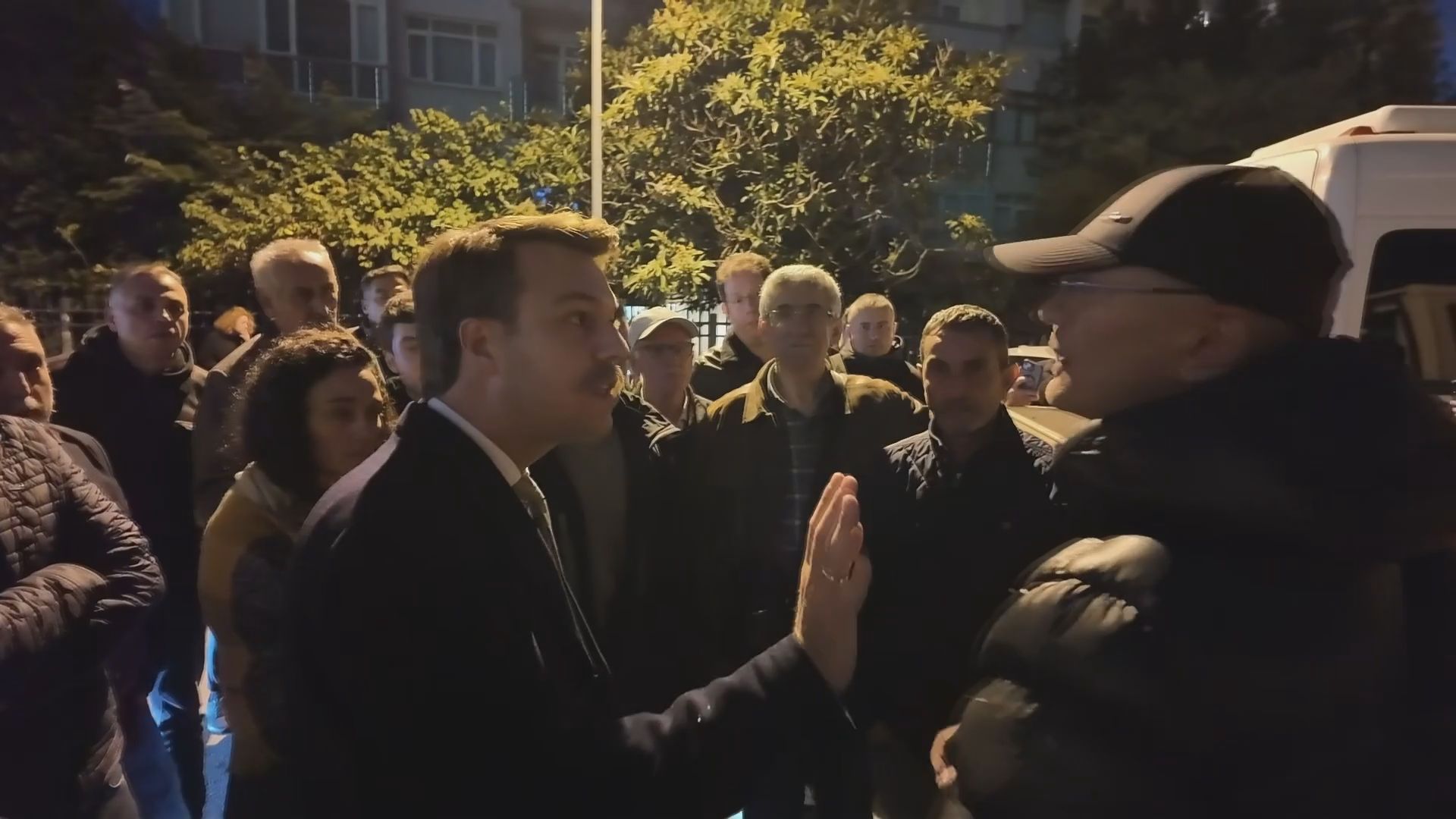 Kadıköy'de yıkım kararı alınan 3 binada tahliye gerginliği