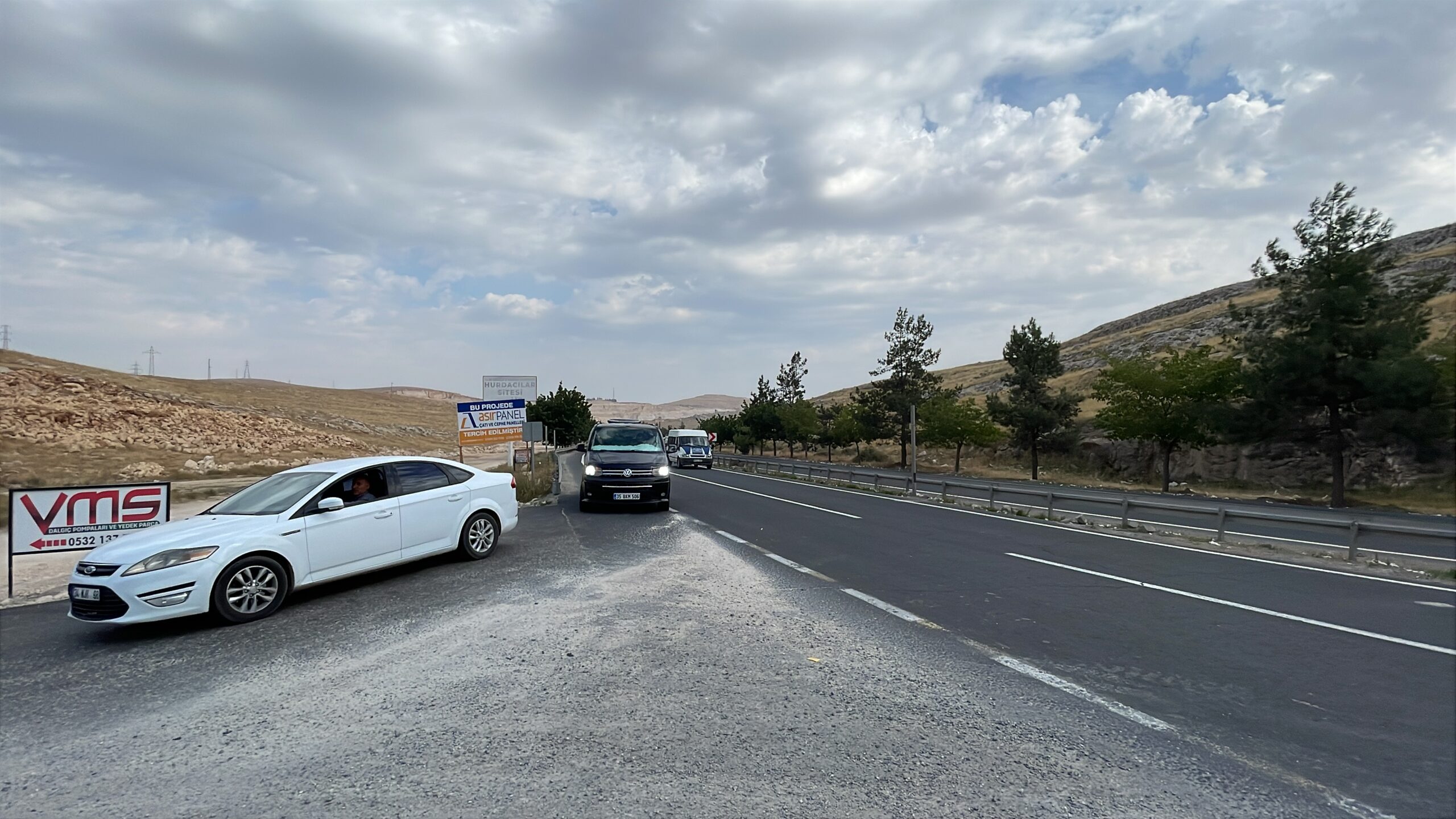 Sık sık kazaların yaşandığı ana yol bağlantı noktasına esnaftan ‘kavşak’ talebi