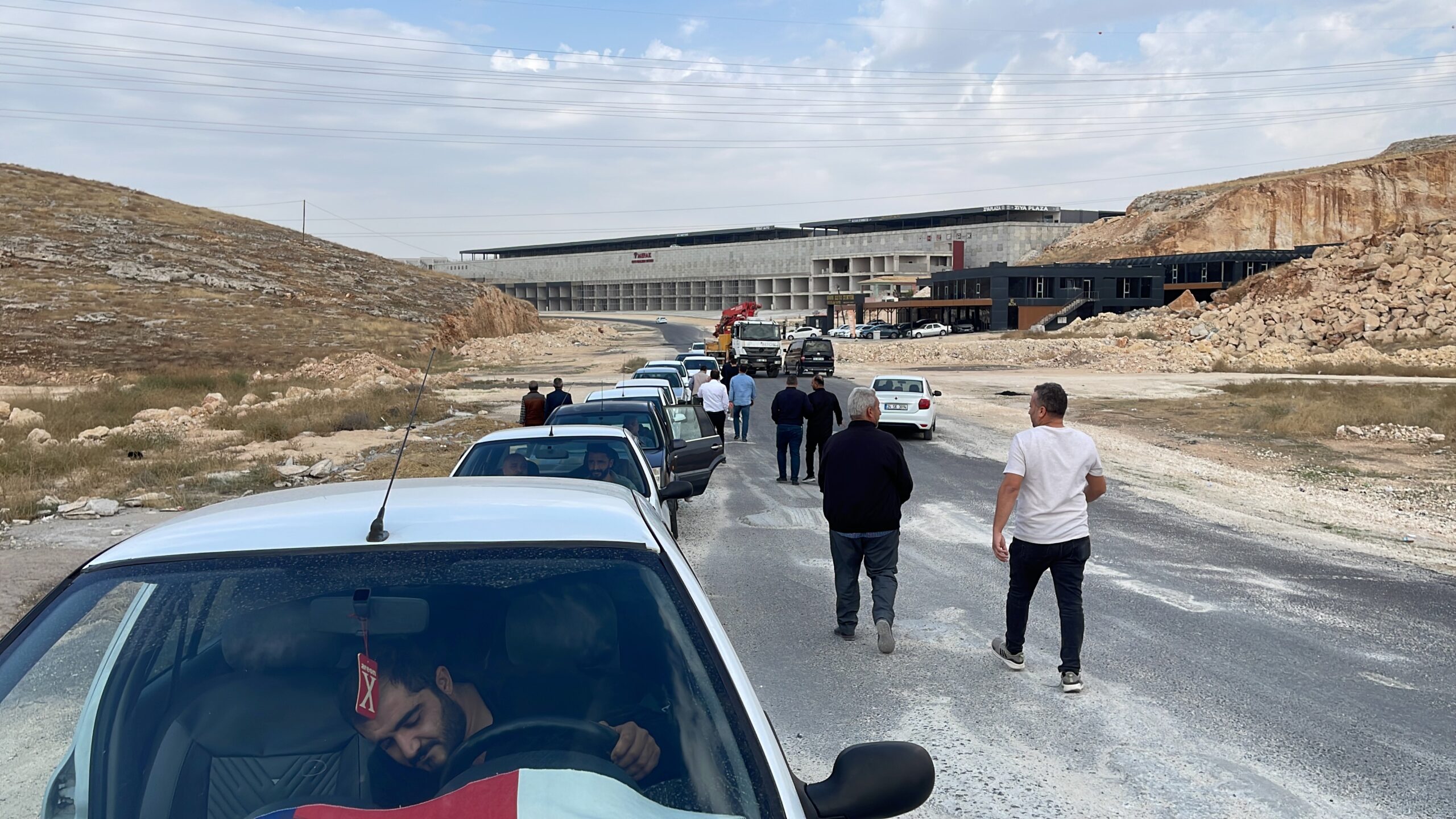 Sık sık kazaların yaşandığı ana yol bağlantı noktasına esnaftan ‘kavşak’ talebi