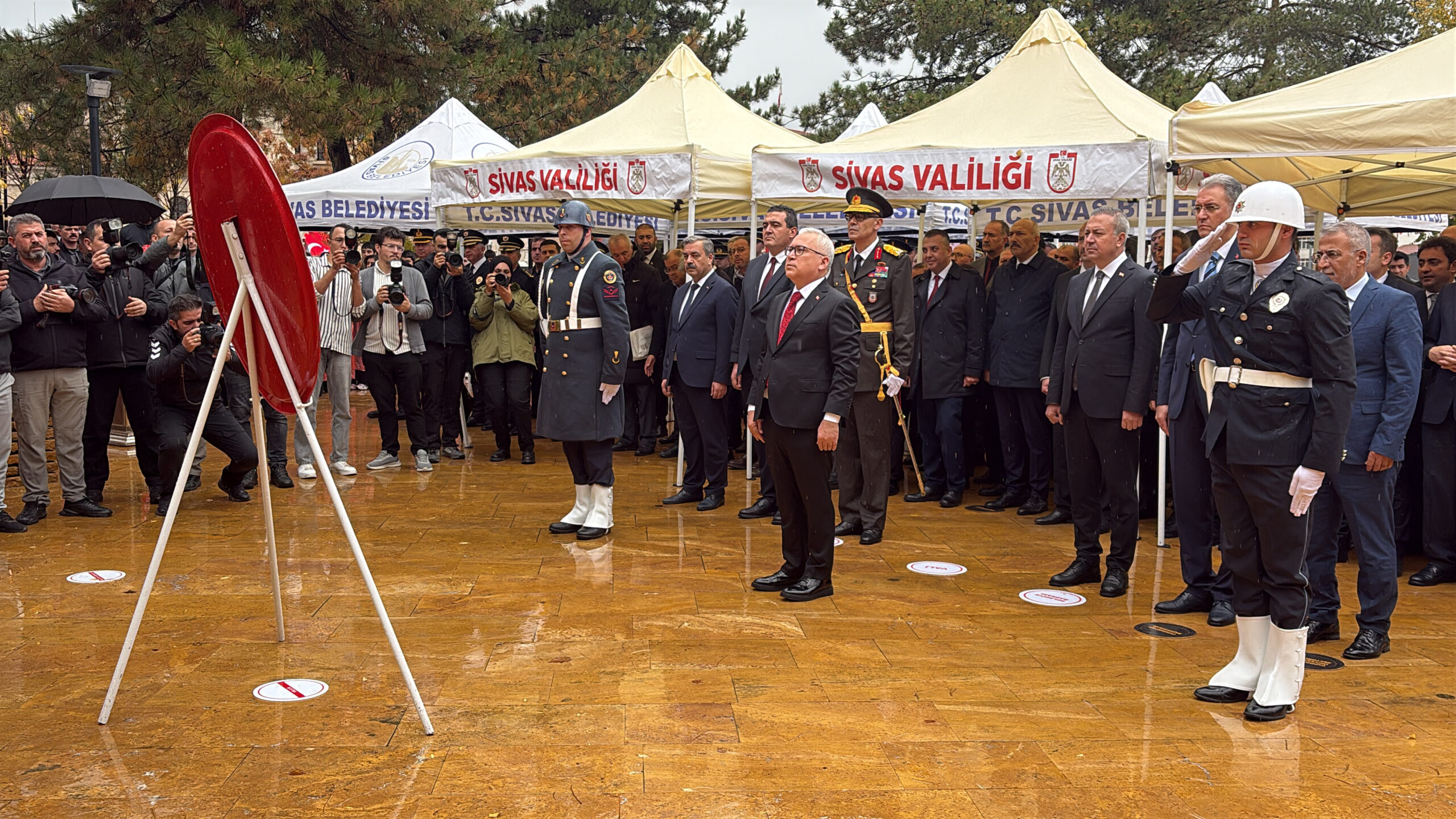 Sivas’ta çelenk töreni öncesi sağanak bastırdı