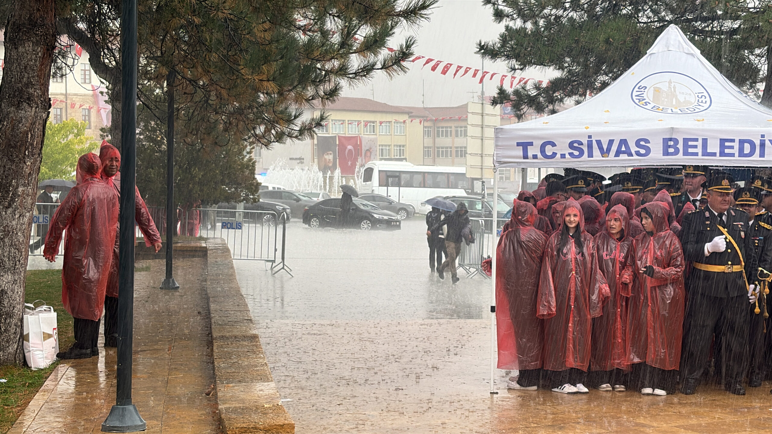 Sivas’ta çelenk töreni öncesi sağanak bastırdı