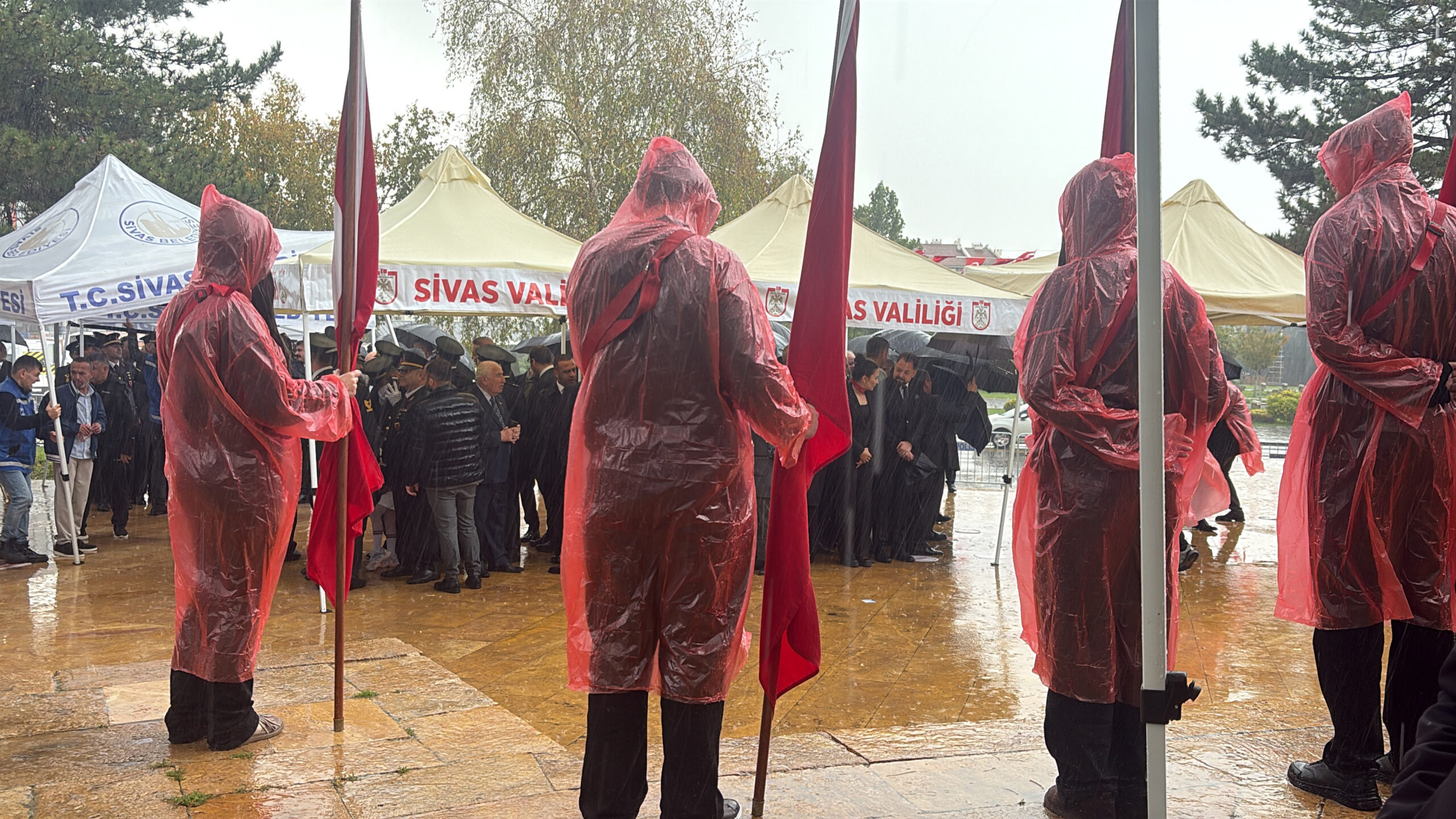 Sivas’ta çelenk töreni öncesi sağanak bastırdı