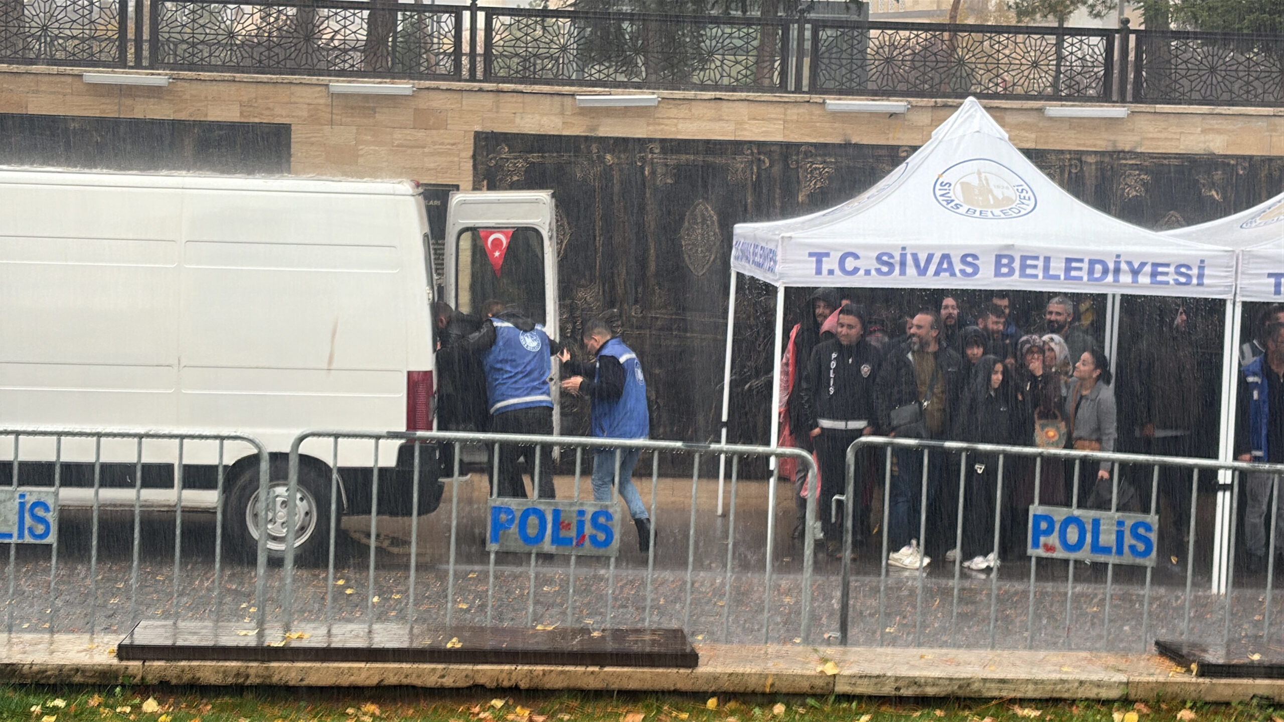 Sivas’ta çelenk töreni öncesi sağanak bastırdı
