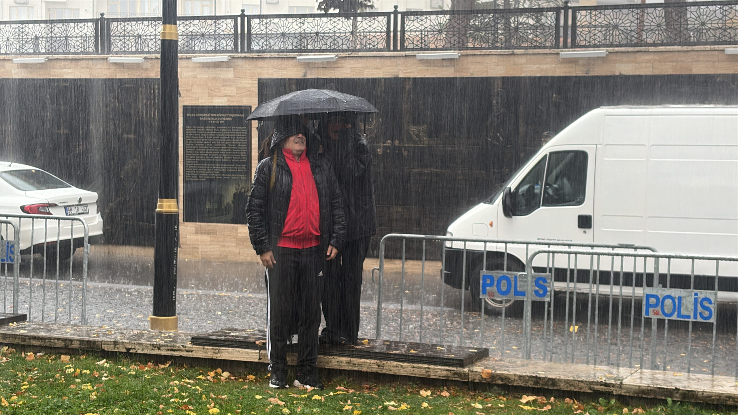 Sivas’ta çelenk töreni öncesi sağanak bastırdı