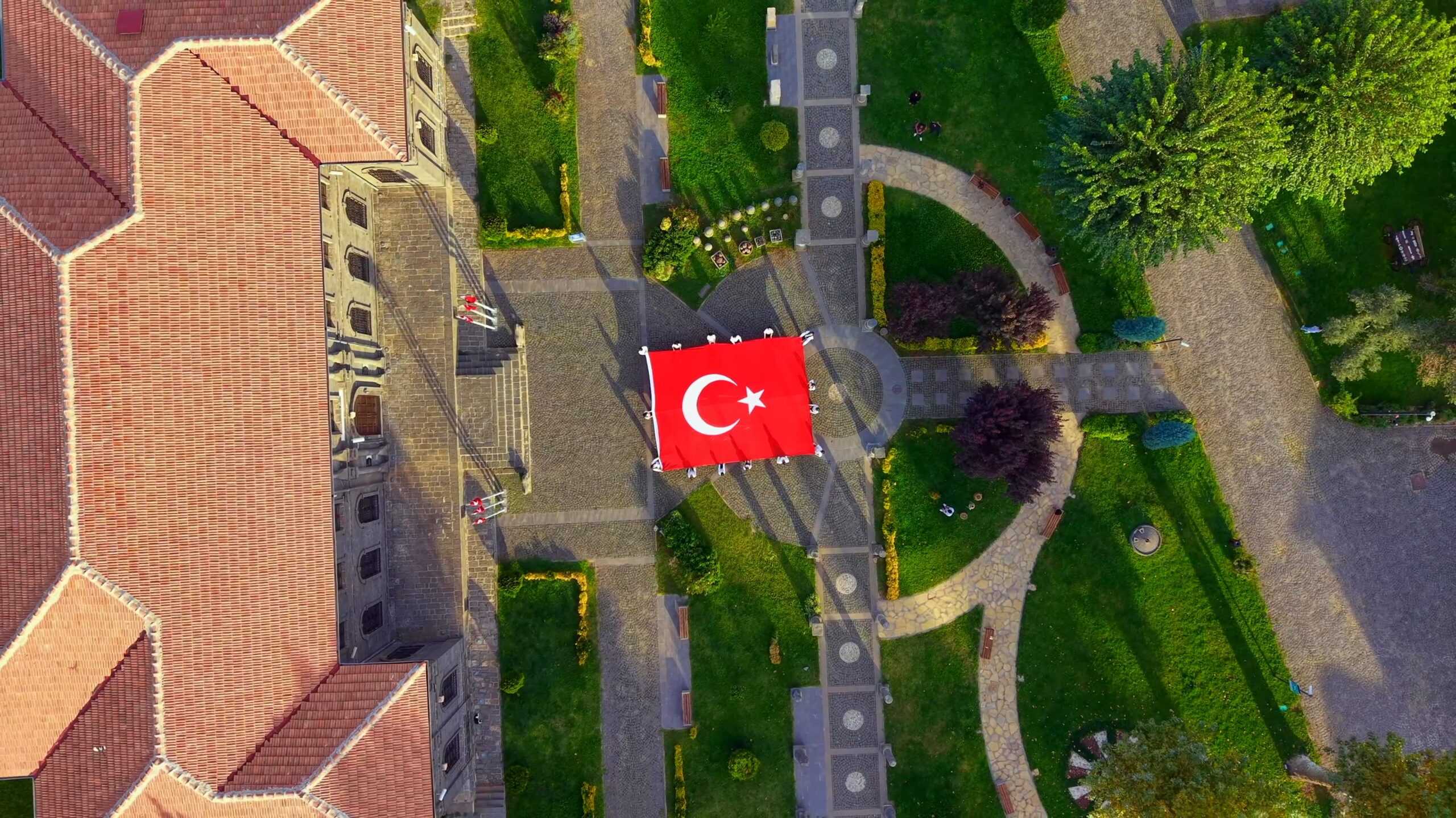 Tarihi İçkale’de 54 metrekarelik Türk bayrağıyla Cumhuriyet coşkusu