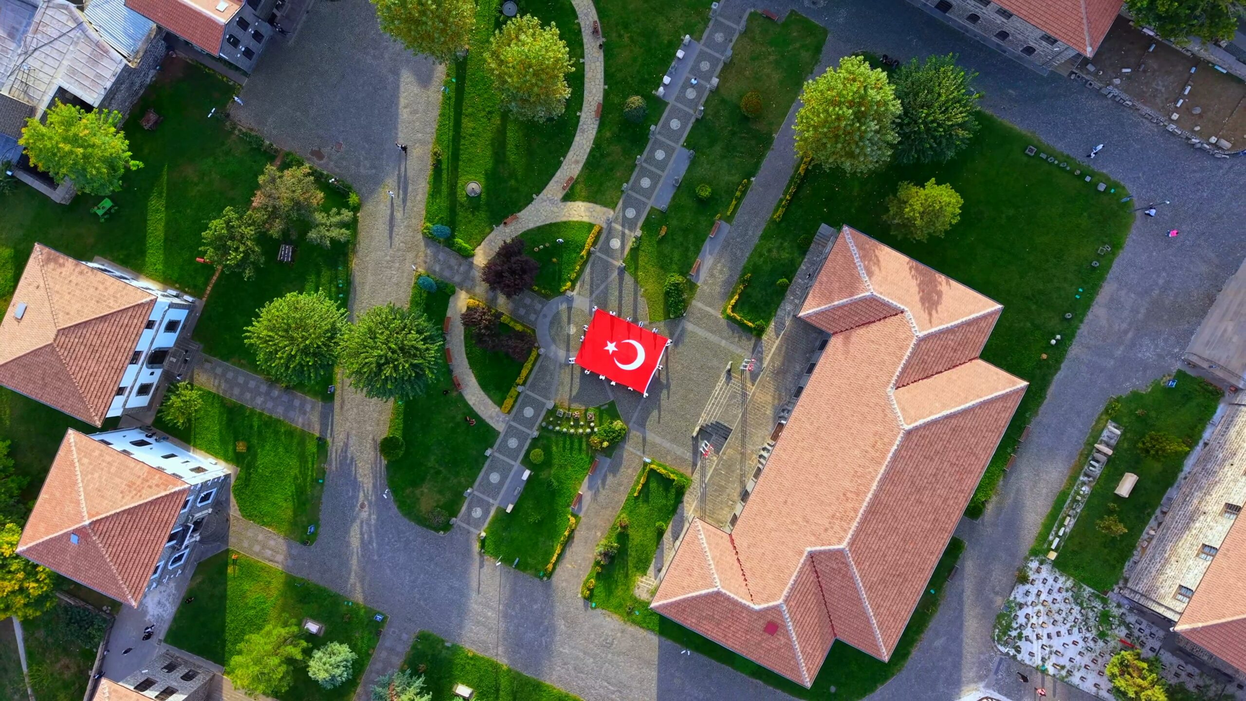 Tarihi İçkale’de 54 metrekarelik Türk bayrağıyla Cumhuriyet coşkusu