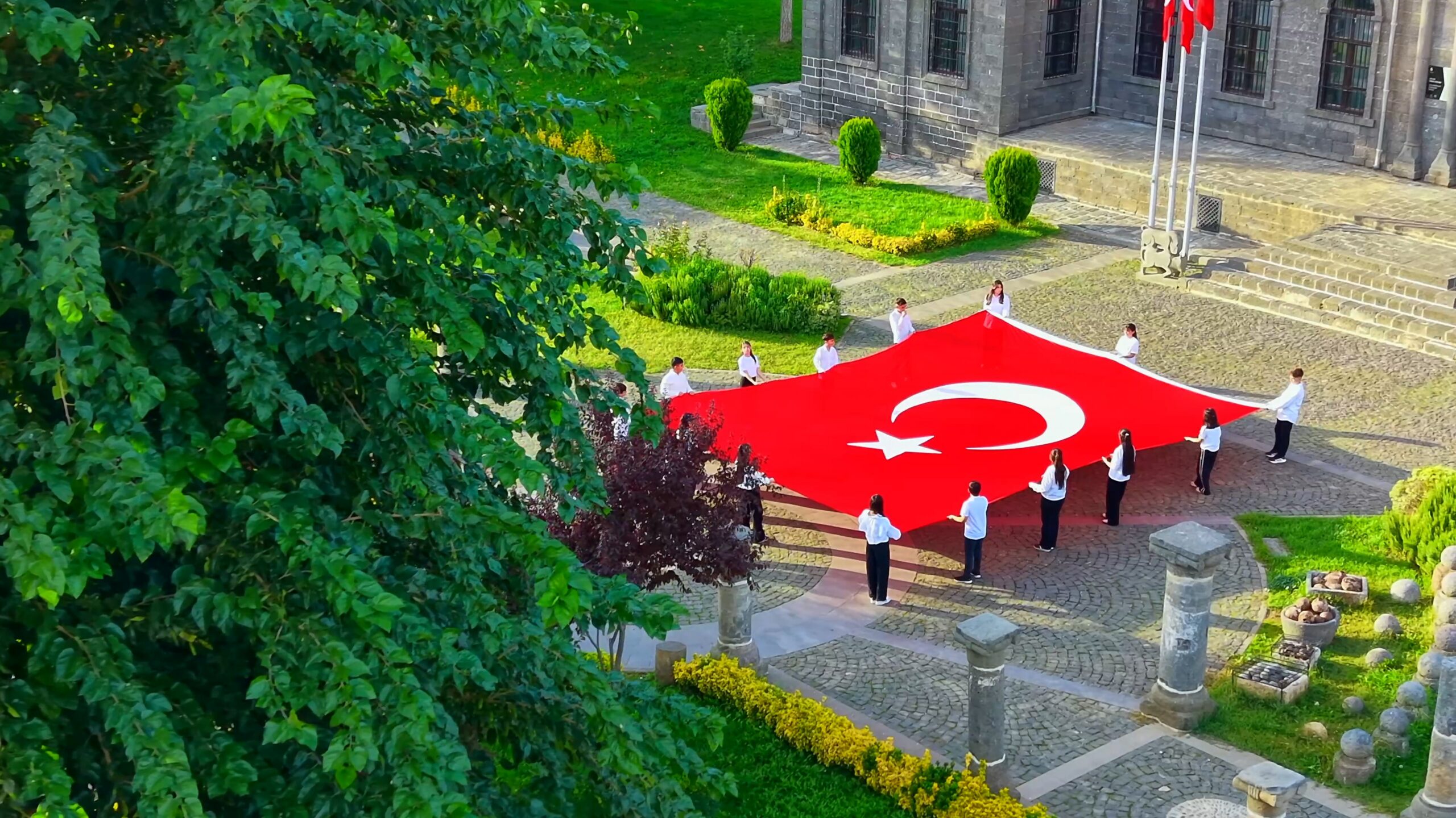 Tarihi İçkale’de 54 metrekarelik Türk bayrağıyla Cumhuriyet coşkusu