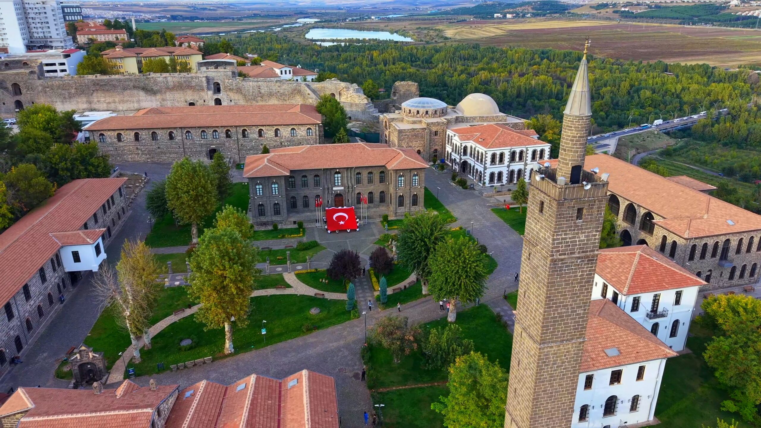 Tarihi İçkale’de 54 metrekarelik Türk bayrağıyla Cumhuriyet coşkusu