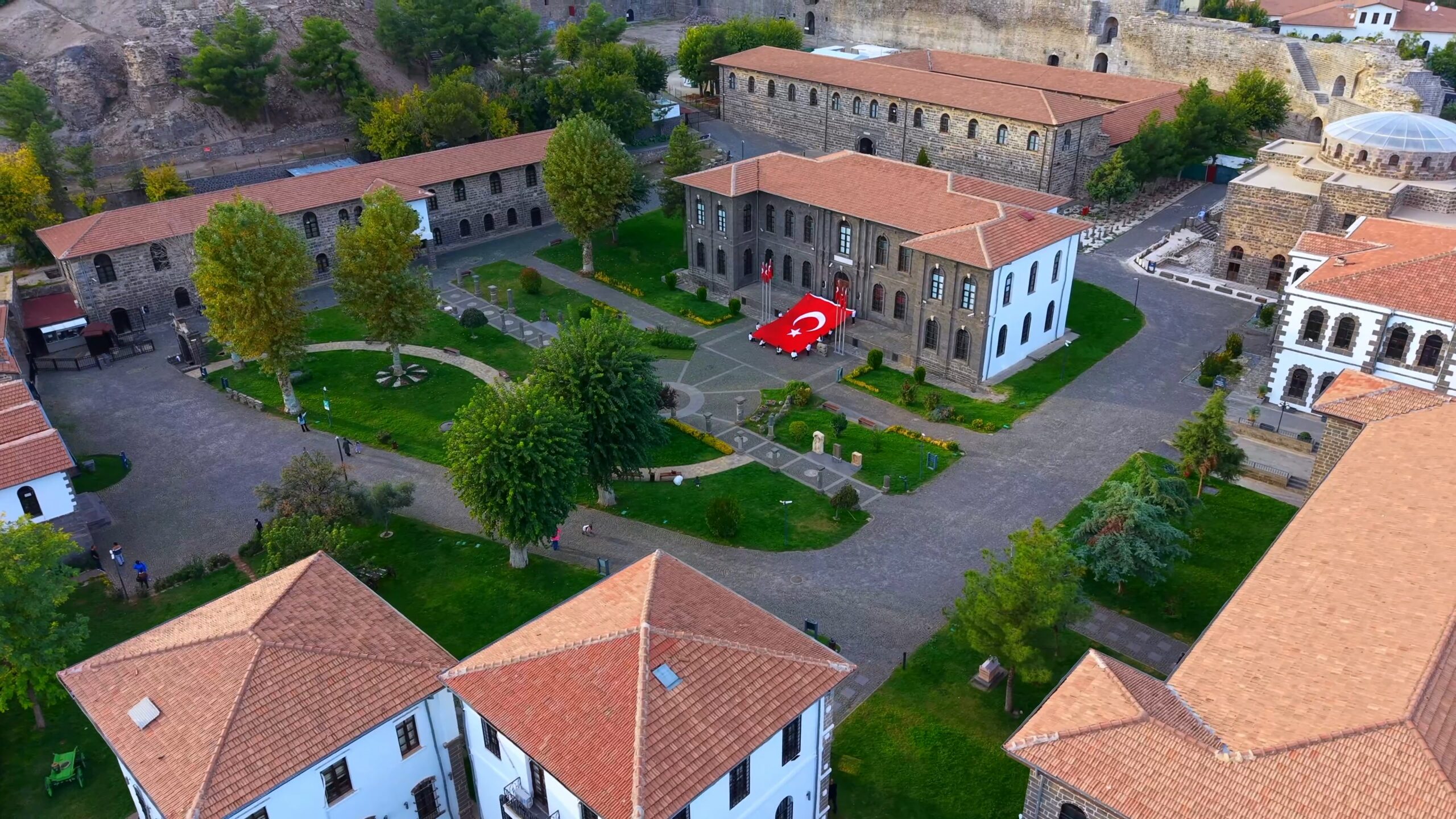 Tarihi İçkale’de 54 metrekarelik Türk bayrağıyla Cumhuriyet coşkusu
