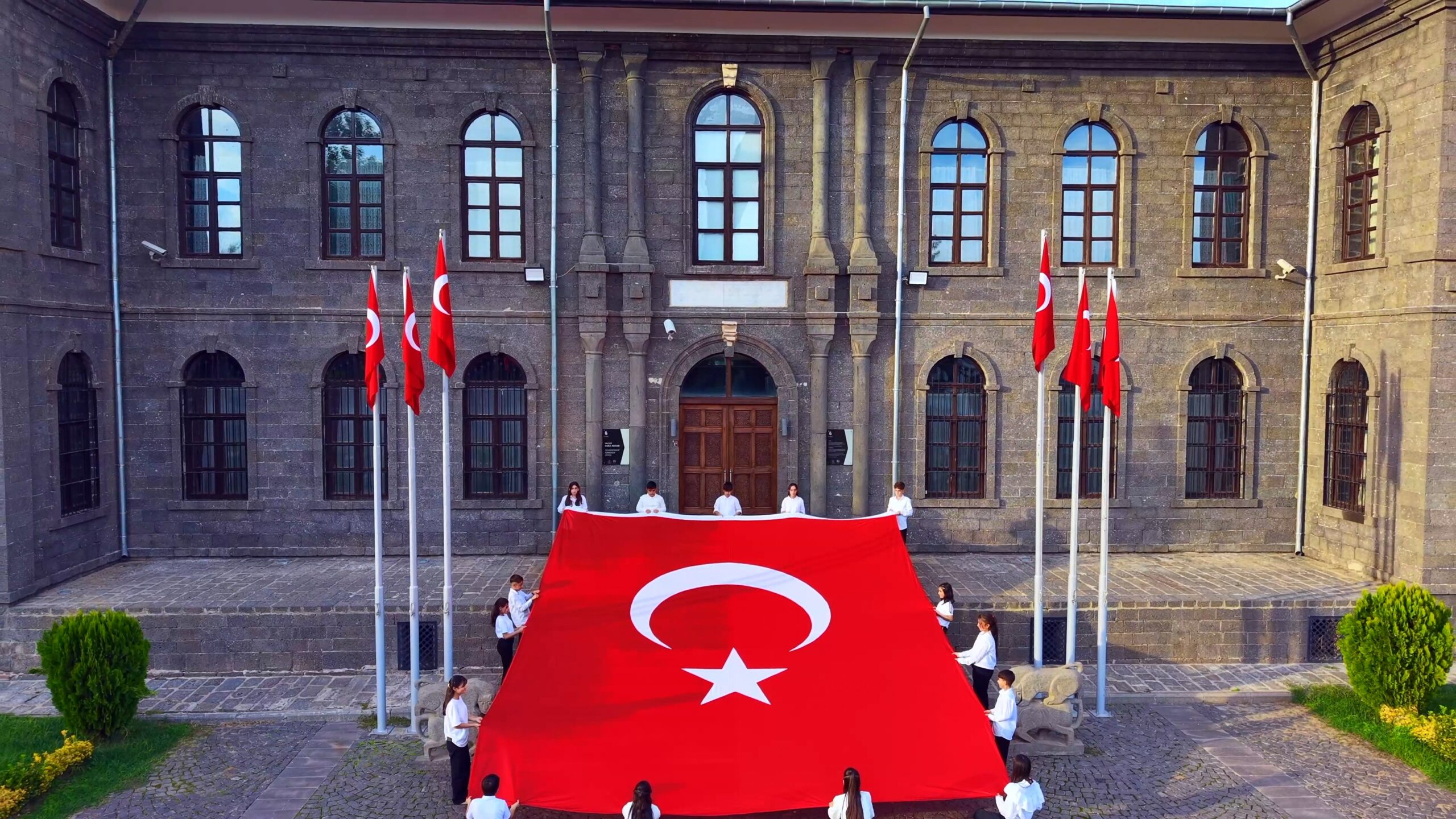 Tarihi İçkale’de 54 metrekarelik Türk bayrağıyla Cumhuriyet coşkusu