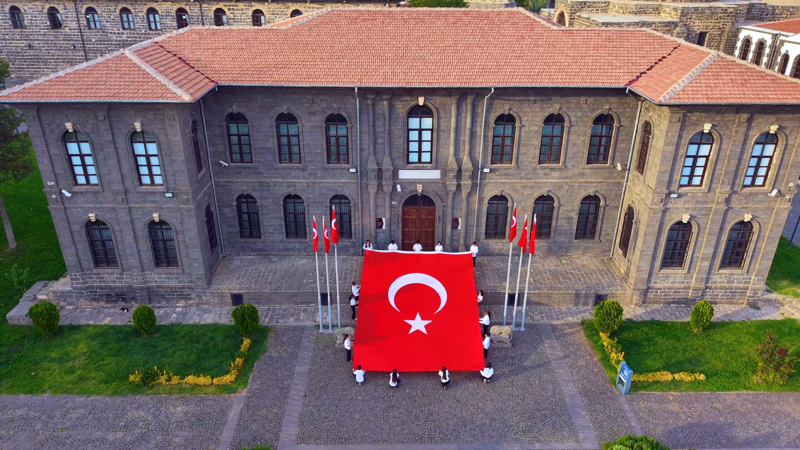 Tarihi İçkale’de 54 metrekarelik Türk bayrağıyla Cumhuriyet coşkusu