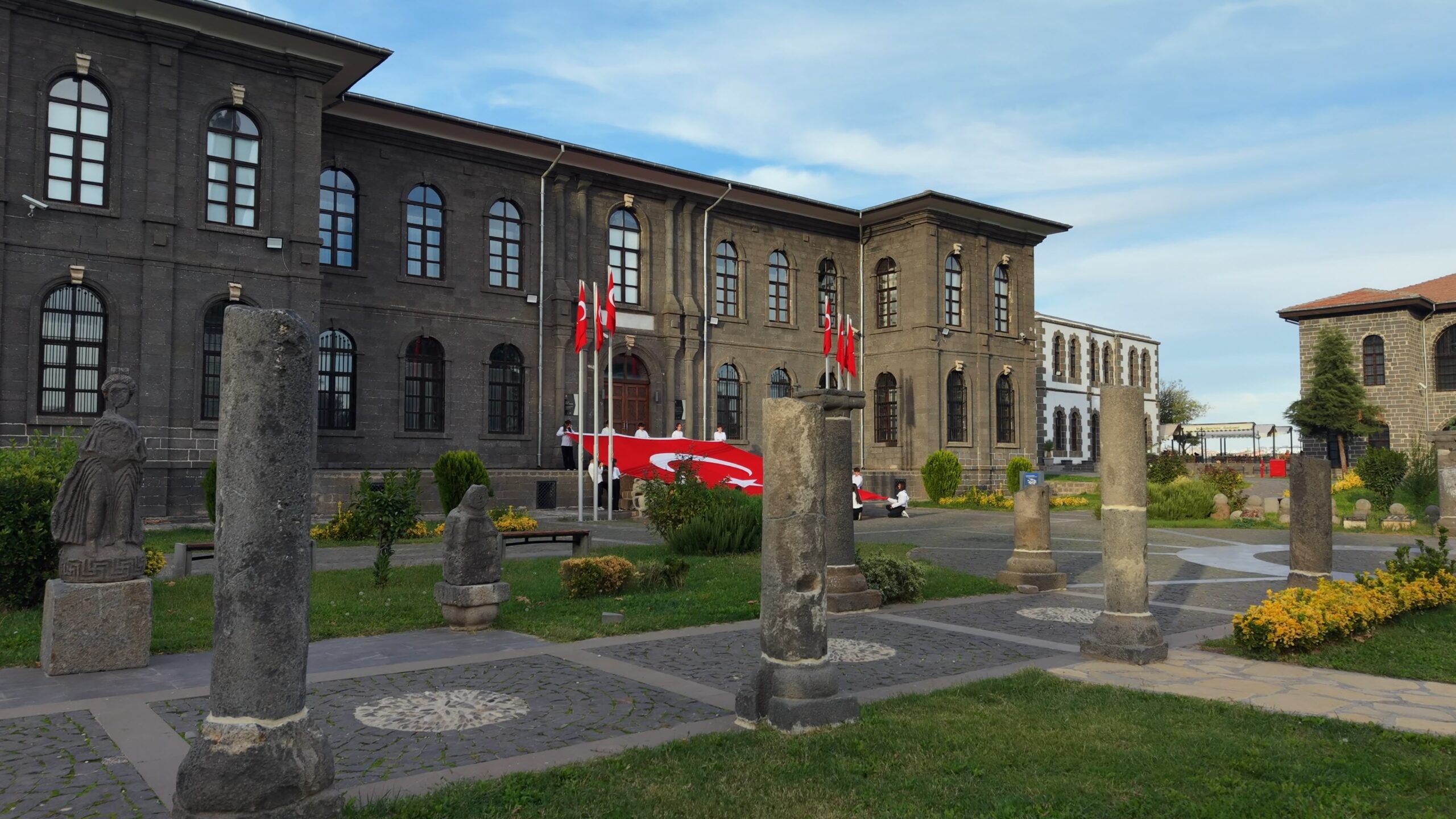 Tarihi İçkale’de 54 metrekarelik Türk bayrağıyla Cumhuriyet coşkusu