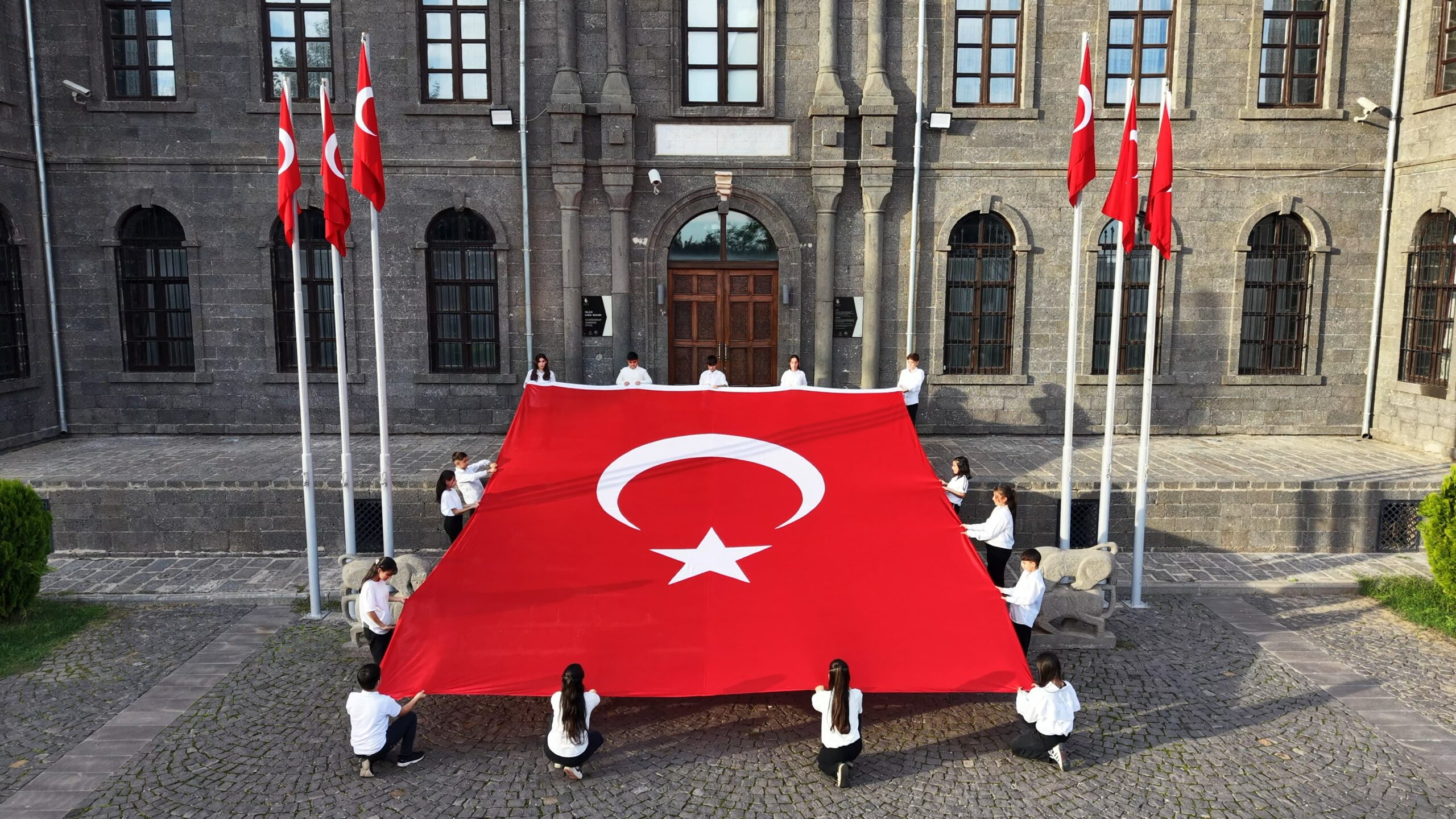 Tarihi İçkale’de 54 metrekarelik Türk bayrağıyla Cumhuriyet coşkusu