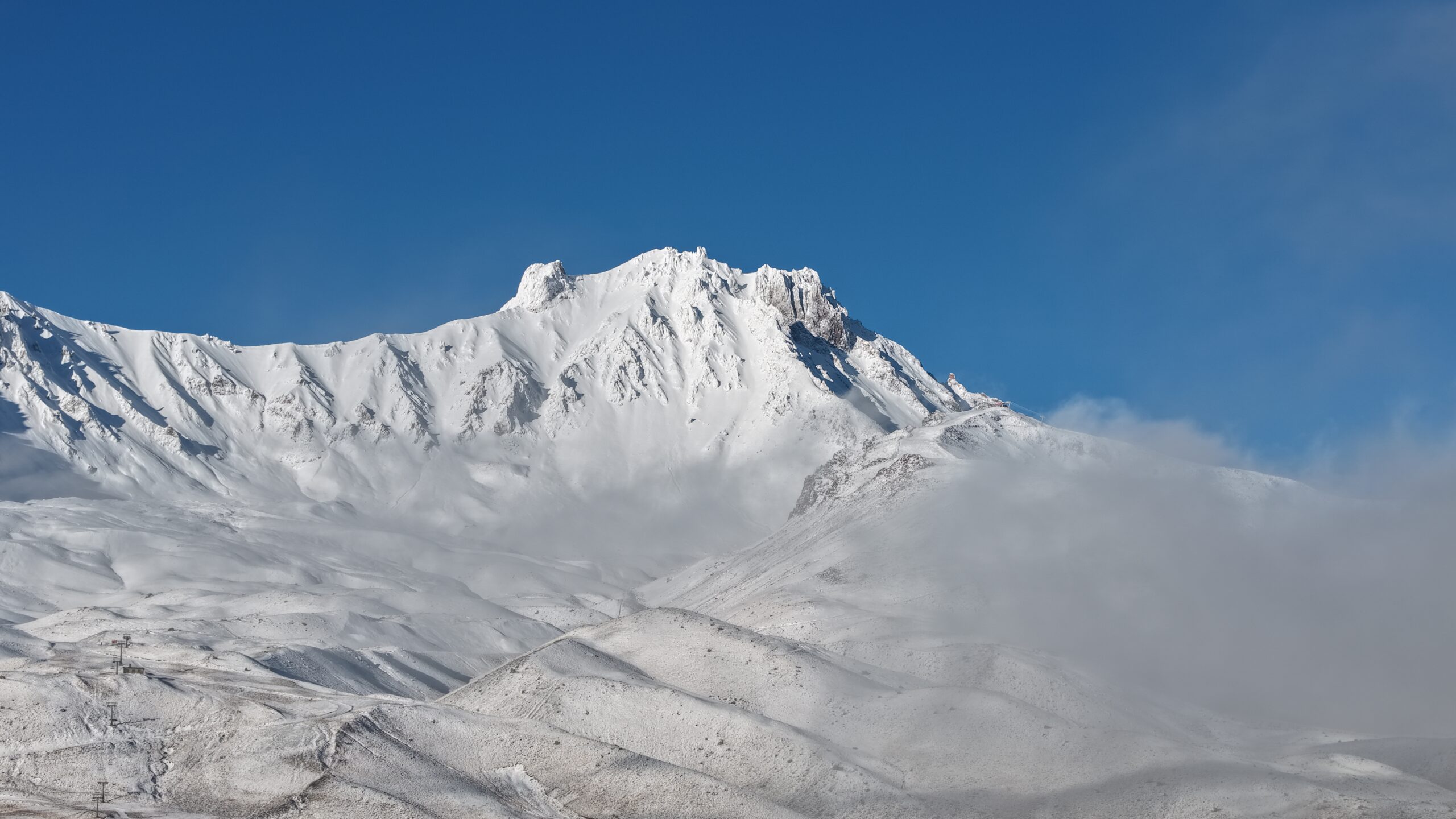 Erciyes Dağı'nın zirvesi beyaza büründü
