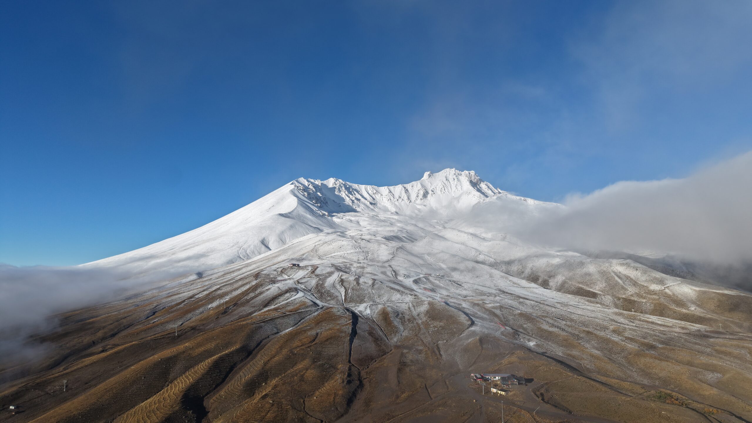 Erciyes Dağı'nın zirvesi beyaza büründü