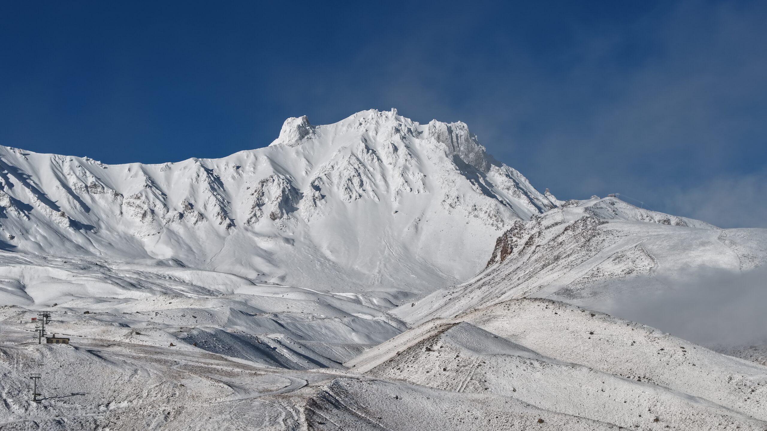 Erciyes Dağı'nın zirvesi beyaza büründü