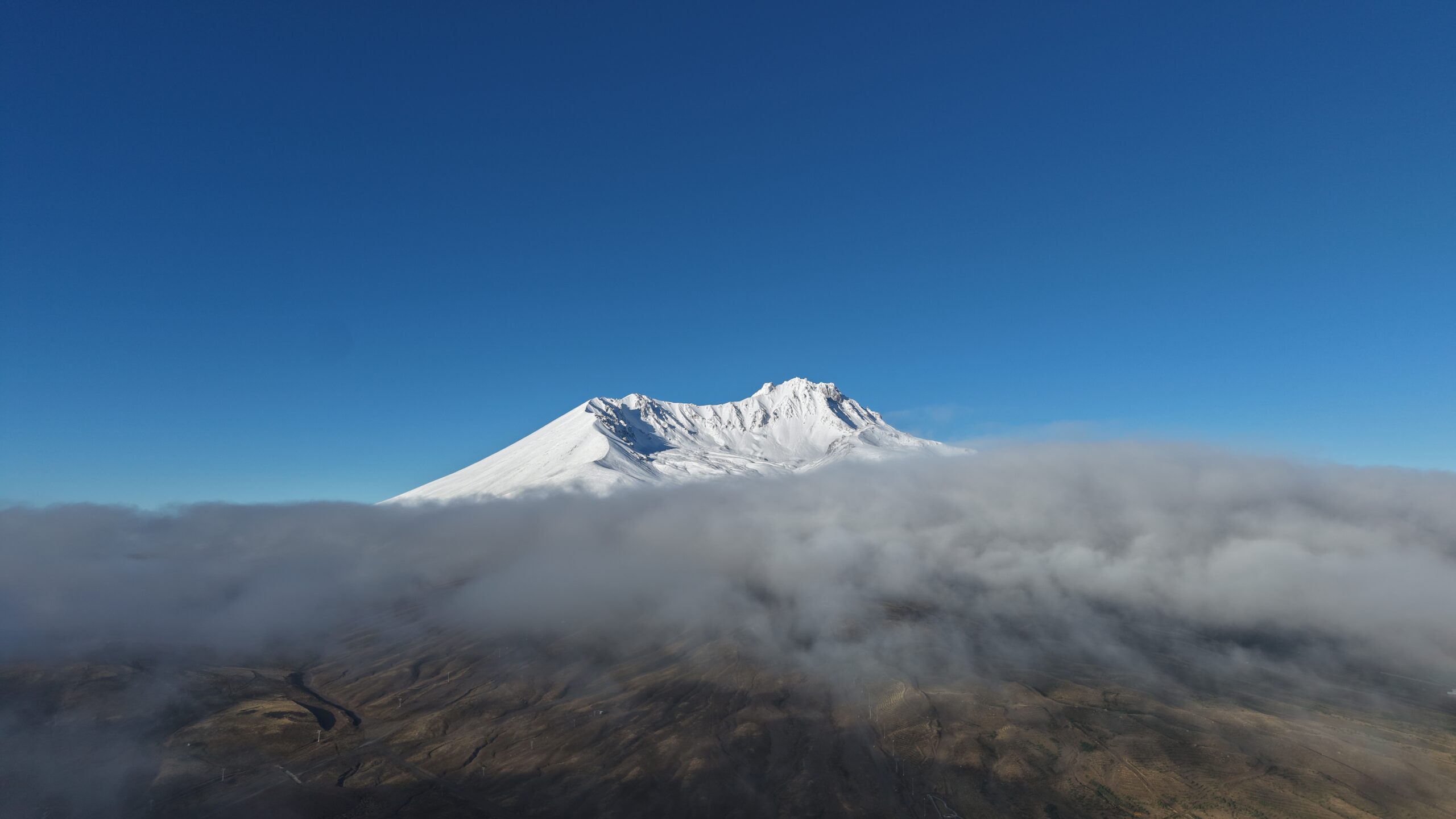 Erciyes Dağı'nın zirvesi beyaza büründü