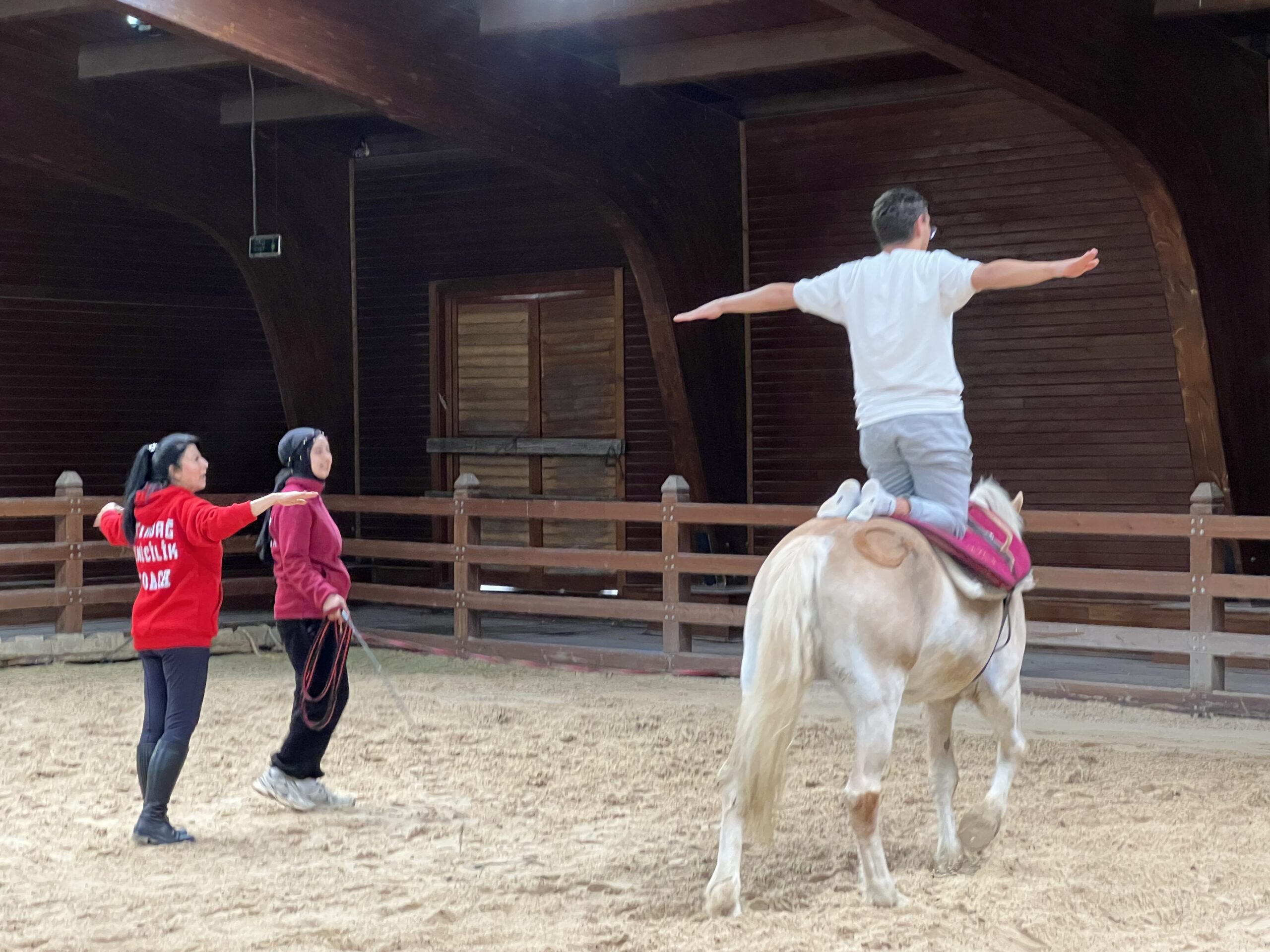 Özel gereksinimli çocuklara atlı jimnastikle rehabilitasyon