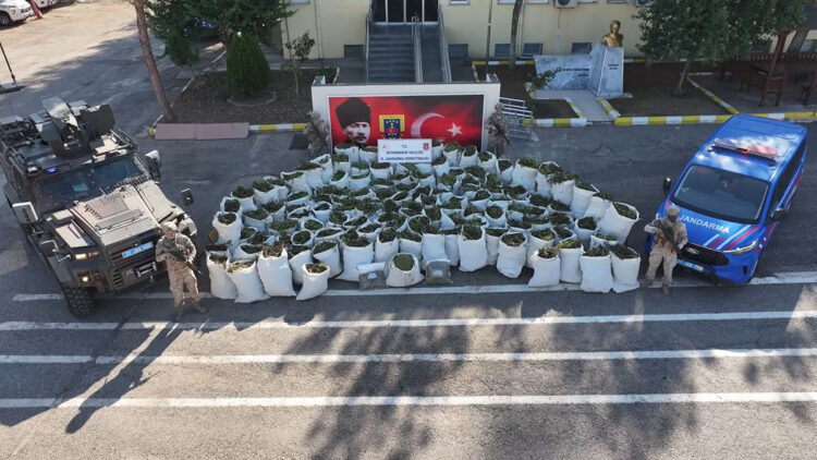 Diyarbakır'da dev uyuşturucu operasyonu: 2,2 ton esrar ele geçirildi, 3 kişi tutuklandı