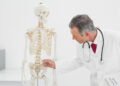 Bugün 20 Ekim Dünya Osteoporoz Günü! Kemik erimesi sessiz ilerliyor: İşte fark edilmeyen belirtiler ve risk faktörleri