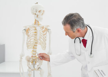 Bugün 20 Ekim Dünya Osteoporoz Günü! Kemik erimesi sessiz ilerliyor: İşte fark edilmeyen belirtiler ve risk faktörleri
