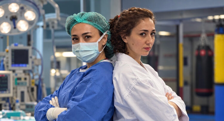 Hastanede şifa dağıtan doktor, minderde madalya için ter döküyor