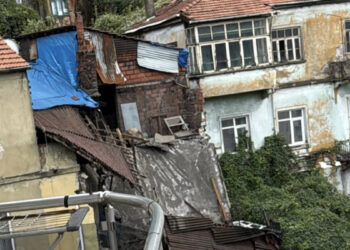 Sağanak nedeniyle dün bir duvarı yıkılan ev bugün çöktü, olayda yaralanan olmadı
