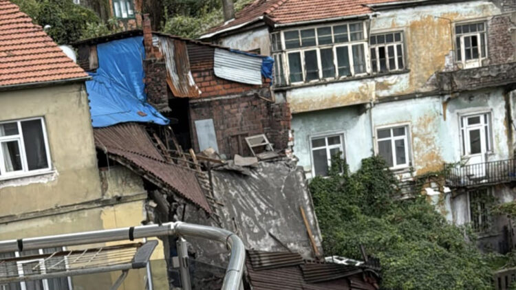 Sağanak nedeniyle dün bir duvarı yıkılan ev bugün çöktü, olayda yaralanan olmadı