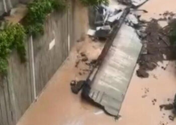 Sarıyer’de sel suların istinat duvarlarını yıkıp siteye doldu: O anlar kameralara yansıdı