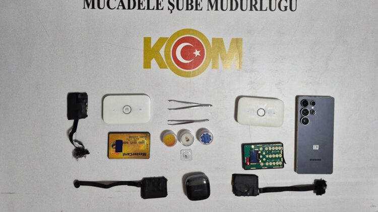 Ehliyet sınavında kopya düzeneği ortaya çıkarıldı: Ses ve görüntü aktarımı cihazları ele geçirildi