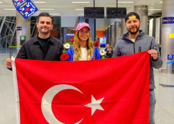 Okyanusu geçen rekor sahibi genç sporcu Eda Savcıgil İzmir'e döndü: Çiçeklerle karşılandı