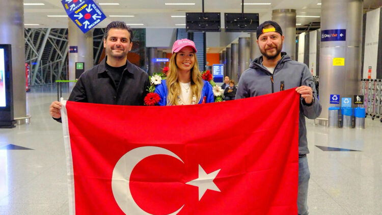 Okyanusu geçen rekor sahibi genç sporcu Eda Savcıgil İzmir'e döndü: Çiçeklerle karşılandı