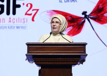 Emine Erdoğan'dan 'Dünya Kız Çocukları Günü' mesajı: "Kendi yollarını çizdikleri bir ömür diliyorum"