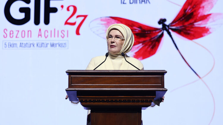 Emine Erdoğan'dan 'Dünya Kız Çocukları Günü' mesajı: "Kendi yollarını çizdikleri bir ömür diliyorum"
