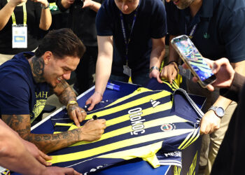 Fenerbahçeli Ederson, imza gününde taraftarlarla buluştu