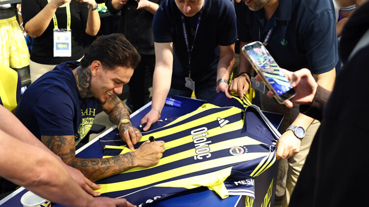 Fenerbahçeli Ederson, imza gününde taraftarlarla buluştu
