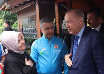 Cumhurbaşkanı Erdoğan, İstanbul Kastamonuspor kulübünü ziyaret etti