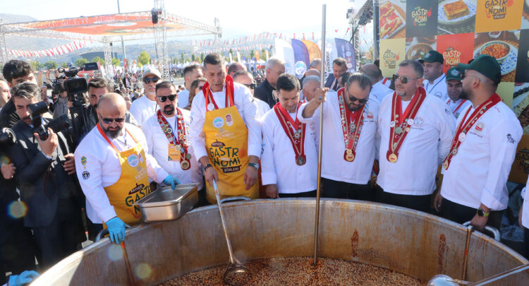 Gastronomi Günleri’nde 1 ton börek aşı çorbası ikram edildi