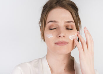 Retinol kaç yaşında kullanılmalı? 25, 30 ve 40 yaş için cilt bakımında uzmanların dikkat çektiği detaylar