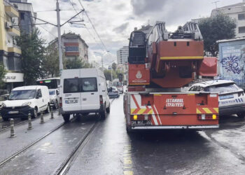 Güngören'de tramvay, minibüse çarptı: Yaralılar var