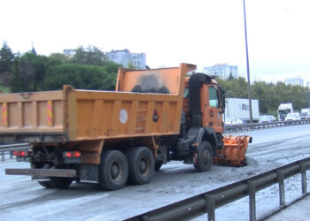 Başakşehir'de hafriyat yola döküldü; trafik yoğunluğu oluştu
