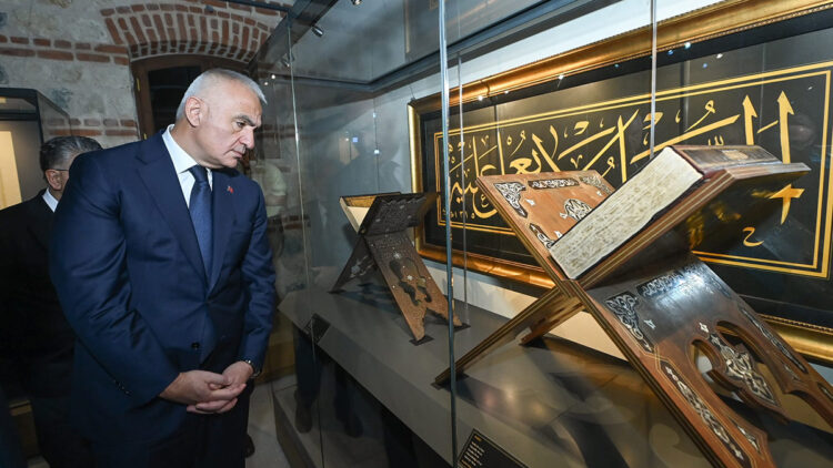 Hattat Mehmet Özçay, Mushaf-ı Şerif'in el yazması aslını TÜYEK'e bağışladı