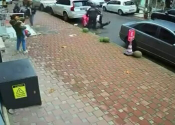Çekmeköy'de aküsü değiştirilen motosiklet hareket etti; yardım ederken yere düştü